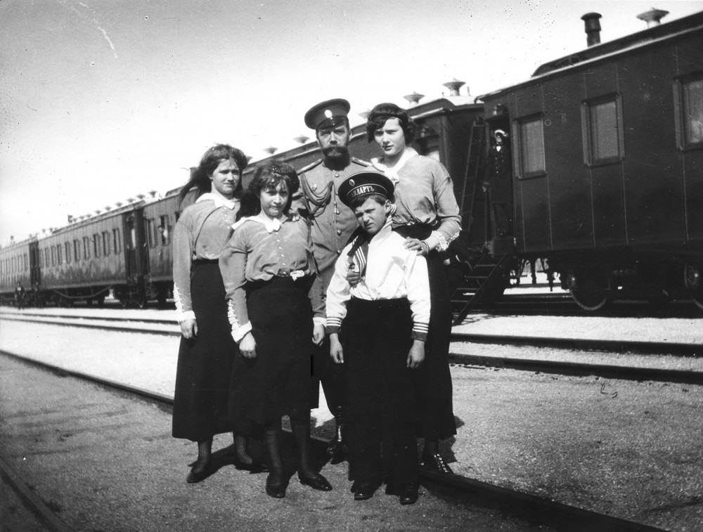 Nicolas II et ses enfants, devant le train impérial, Printemps 1914