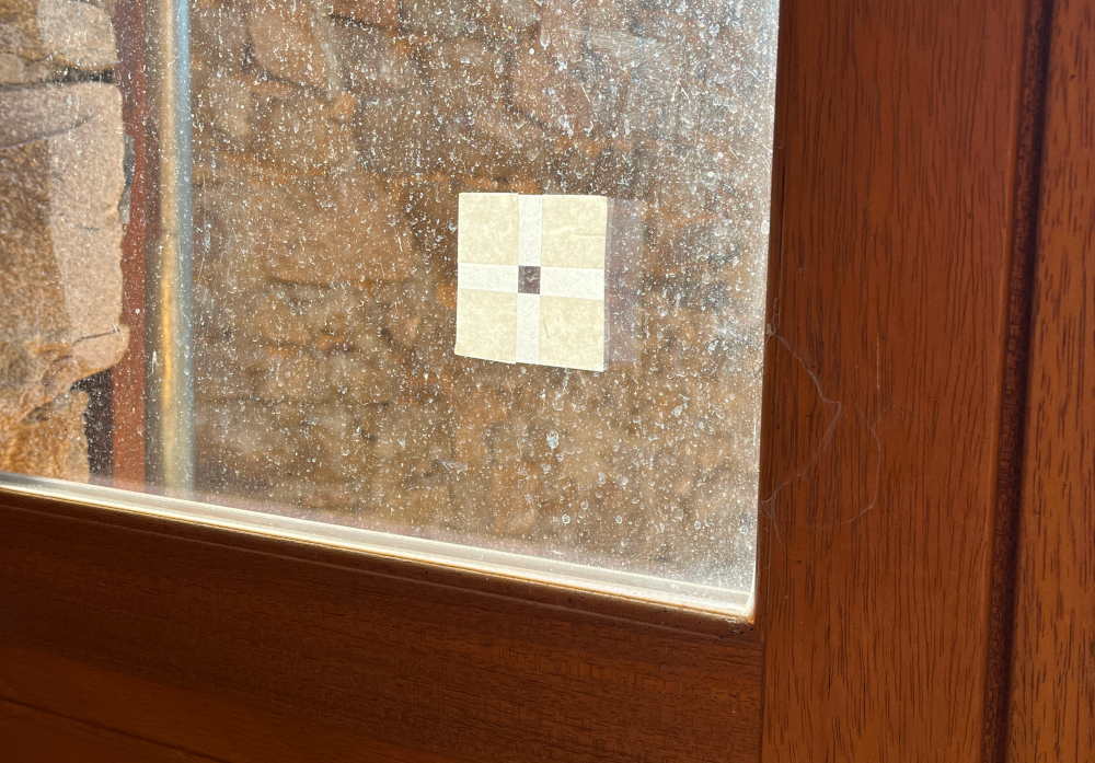 Une marque sur la vitre